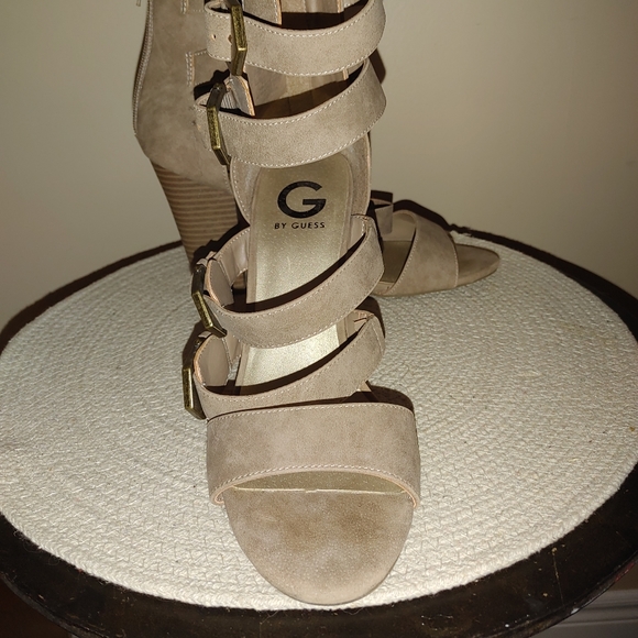 Guess Shoes - Picture 3 of 8